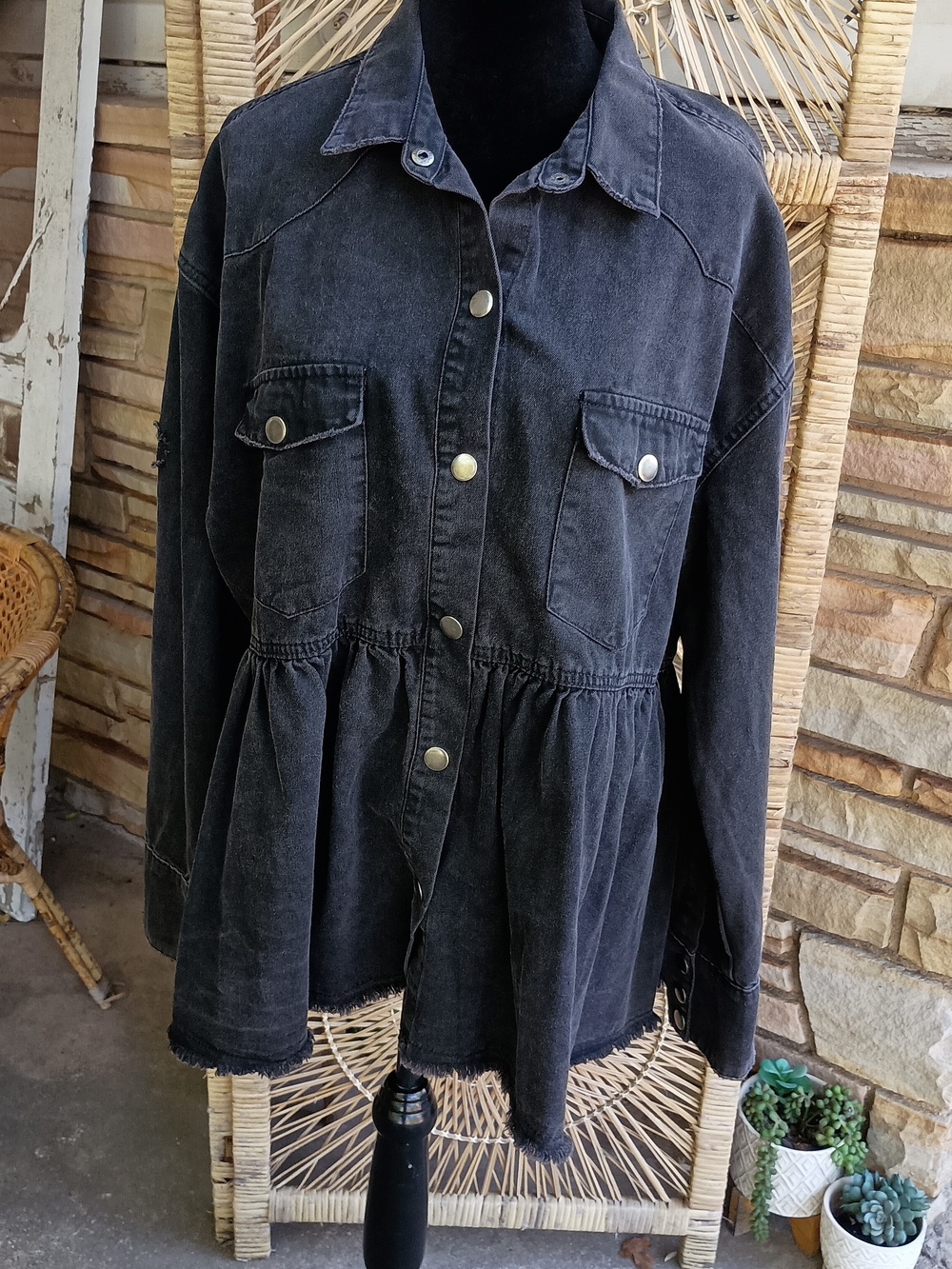 Vici Nordstrom Black Button-Front Denim Peplum Jacket with Snap Pockets_Large
